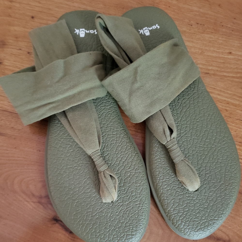 Sanuk slingback sandals